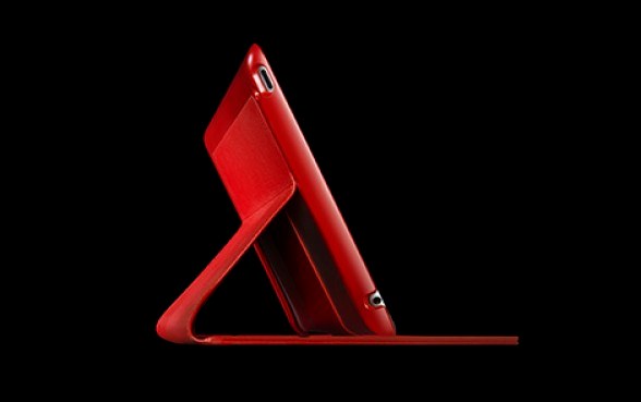 Rotes Tablet mit aufgestellter Hülle vor schwarzem Grund