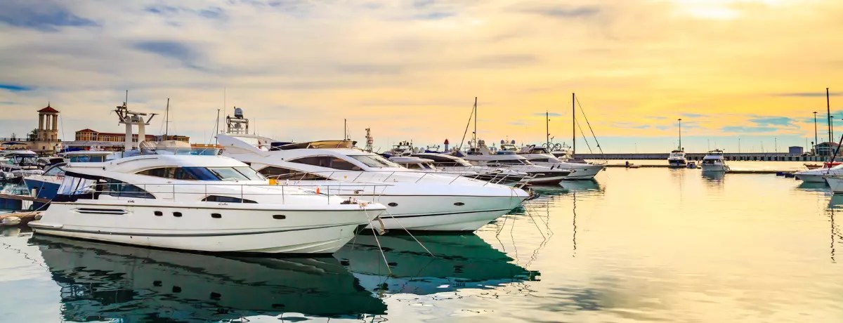 Motoryachten in einer Marina bei Abendlicht