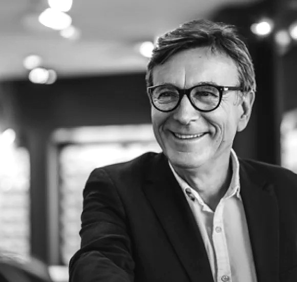 Augenoptiker mit Brille in seinem Geschäft