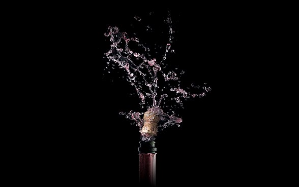 Sektkorken springt aus der Flasche